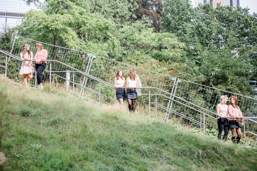 JGA-Shooting im Sommer in Planten un Blomen mit Seifenblasen